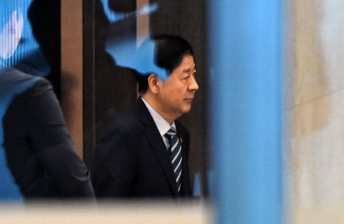 한미간 ‘2+2 통상협상’을 위해 미국으로 출국하려던 구윤철 부총리 겸 기재부 장관이 24일 인천국제공항 귀빈실에서 굳은 표정으로 나오고 있다.(사진=연합뉴스)