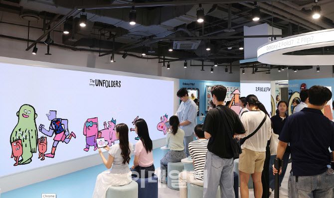 서울 코엑스 ‘The Galaxy UNFOLDERS’ 체험존 방문객들이 ‘갤럭시 Z 폴드7’의 ‘생성형 편집’ 기능으로 완성한 캐릭터를 미디어 월에 띄우고 있다. (사진=삼성전자)