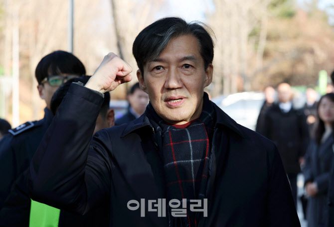 자녀 입시비리 혐의 등으로 징역형이 확정돼 수감되는 조국 전 조국혁신당 대표가 지난해 12월 16일 오전 경기도 의왕시 서울구치소로 출석하며 지지자들과 인사하고 있다. (사진=뉴시스)