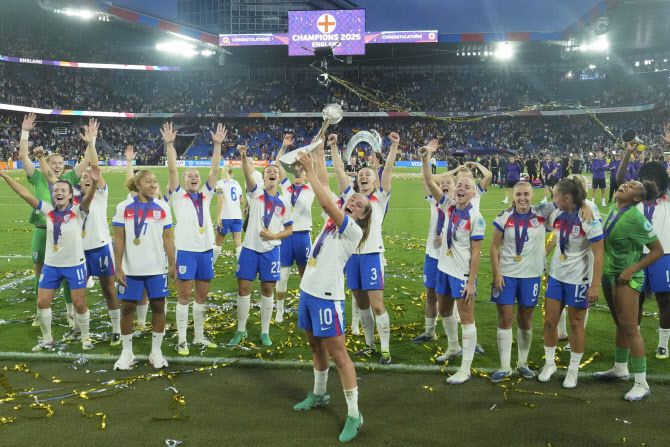 잉글랜드 여자축구대표팀이 2025 여자 유로에서 우승을 차지한 뒤 트로피를 들고 기뻐하고 있다. 사진=AP PHOTO