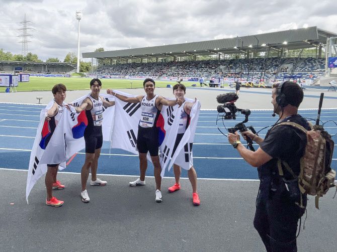 27일(한국시간) 독일 보훔 로르하이데 스타디움에서 열린 U대회 육상 남자 400ｍ 계주 결선에서 우승한 한국 선수들이 기념 촬영을 하고 있다. 왼쪽부터 김정윤, 이재성, 나마디 조엘진, 서민준. 사진=대한육상연맹
