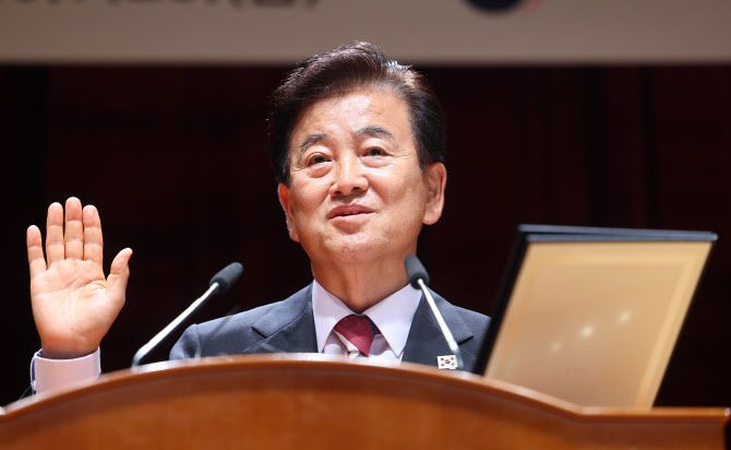 정동영 신임 통일부 장관이 25일 서울 종로구 정부서울청사 별관에서 열린 취임식에서 취임 선서를 하고 있다.[연합뉴스 제공]