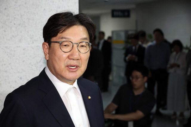 국민의힘 권성동 의원이 18일 서울 여의도 국회 의원회관 자신의 의원실로 들어서며 압수수색 관련 입장을 밝히고 있다. (사진=연합뉴스)