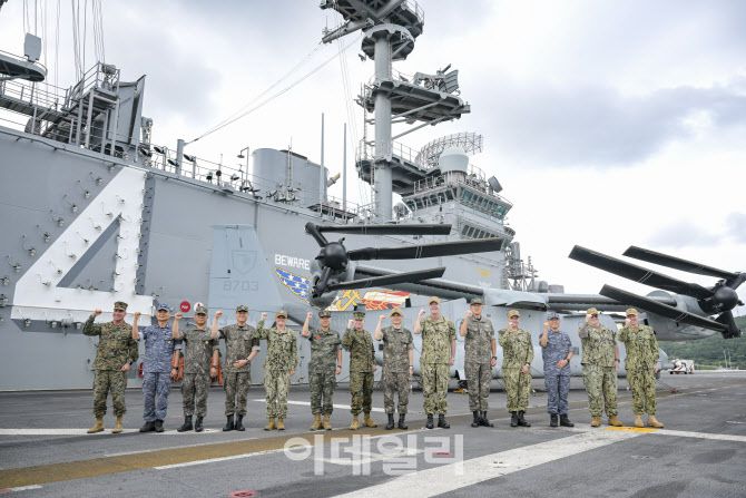 지난 해 8월 UFS와 함께 열린 한미 연합 ‘쌍룡훈련’ 참가차 부산작전기지 내에 정박한 미 강습상륙함 복서함에서 양용모 해군참모총장(왼쪽 여덟 번째)과 한미 군 관계자들이 비행갑판에서 기념촬영을 하고 있다. (사진=해군)