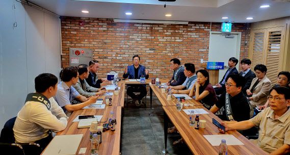 목동재건축연합회 관계자들이 지난 28일 황희 더불어민주당 의원과 간담회를 진행하고 있다.(사진=목재련)