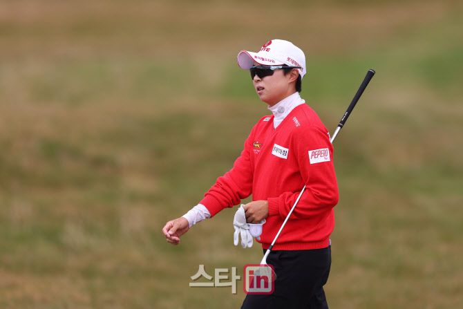 LPGA 투어의 시즌 마지막 메이저 대회인 AIG 여자오픈 개막에 앞서 김효주가 연습라운드하며 코스를 살피고 있다. (사진=R&A)