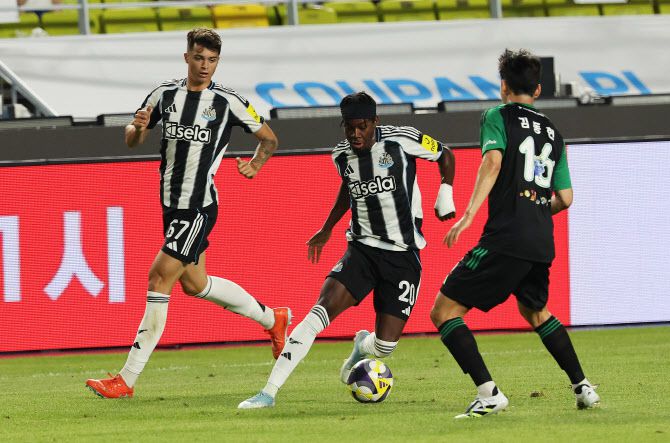 30일 수원월드컵경기장에서 열린 2025 쿠팡플레이 시리즈 팀 K리그와 뉴캐슬 유나이티드의 경기. 뉴캐슬 안토니 알랑가가 돌파하고 있다. 사진=연합뉴스