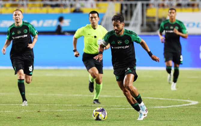 30일 수원월드컵경기장에서 열린 2025 쿠팡플레이 시리즈 팀 K리그와 뉴캐슬 유나이티드의 경기. 팀 K리그 세징야가 돌파하고 있다. 사진=연합뉴스