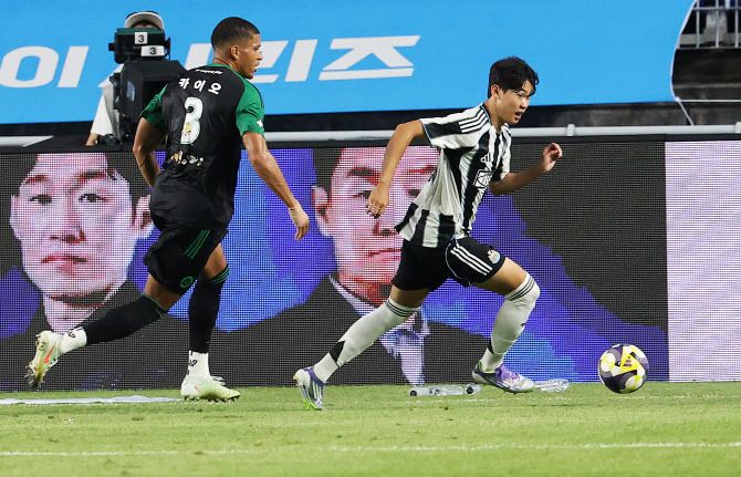 30일 수원월드컵경기장에서 열린 2025 쿠팡플레이 시리즈 팀 K리그와 뉴캐슬 유나이티드의 경기. 뉴캐슬 박승수가 드리블을 하고 있다. 사진=연합뉴스