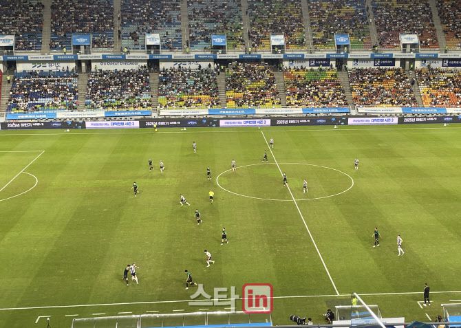 30일 팀 K리그와 뉴캐슬 유나이티드의 쿠팡플레이 시리즈 1경기가 열린 수원월드컵경기장의 잔디 상태
