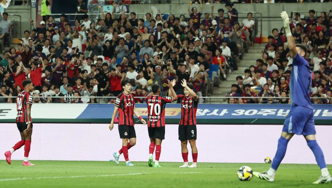 31일 서울월드컵경기장에서 열린 FC바르셀로나 2025 아시아투어 에디션 FC서울과 FC바르셀로나의 경기. FC서울 조영욱이 득점 후 환호하고 있다. 사진=연합뉴스