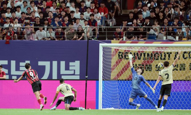 31일 서울월드컵경기장에서 열린 FC바르셀로나 2025 아시아투어 에디션 FC서울과 FC바르셀로나의 경기. FC서울 조영욱이 득점하고 있다. 사진=연합뉴스