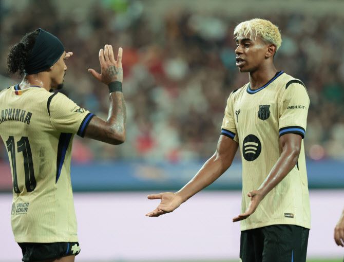 31일 서울월드컵경기장에서 열린 FC바르셀로나 2025 아시아투어 에디션 FC서울과 FC바르셀로나의 경기. 팀 세번째 골을 넣은 라민 야말이 하피냐와 하이파이브를 하고 있다. 사진=연합뉴스