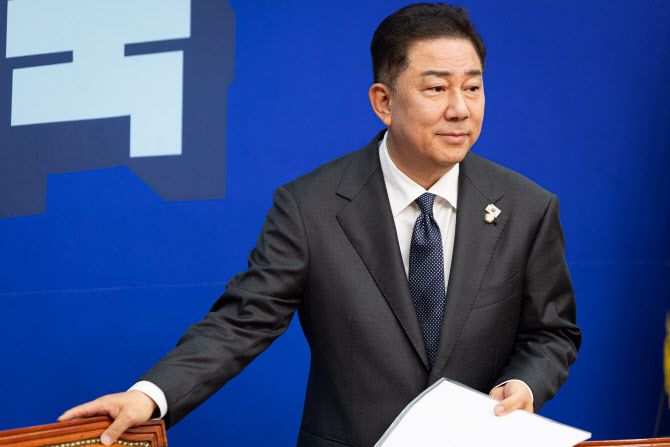 김병기 더불어민주당 당대표 직무대행 겸 원내대표가 1일 국회에서 열린 최고위원회의에 참석하고 있다. (사진=뉴스1)