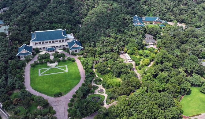 청와대 관람 일시 종료를 이틀 앞둔 서울 종로구 청와대의 모습. 이재명 대통령이 청와대로 집무실 복귀를 예고한 가운데 오는 8월 1일부터 보안·안전 점검 등 준비작업을 위해 관람이 임시 중단된다. 사진은 30일 서울 종로구 세종로 청와대. (사진=뉴스1).