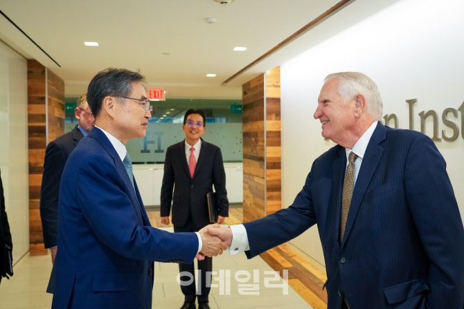 조현 외교부장관(왼쪽)이 31일(현지시간) 미국 허드슨 연구소의 존 월터스 회장(오른쪽)을 만나 악수를 나누고 있다.[외교부 제공]