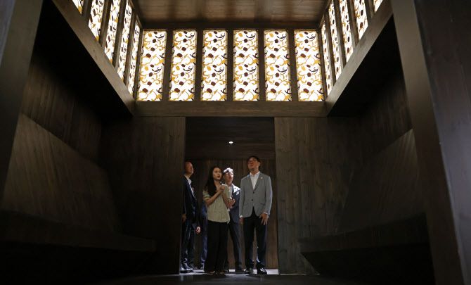 신임 최휘영 문화체육관광부 장관이 1일 취임 후 첫 일정으로 아시아태평양경제협력체(APEC) 정상회의’ 개최지인 경주를 찾아 우양미술관을 살펴보고 있다. (사진=문체부 제공).