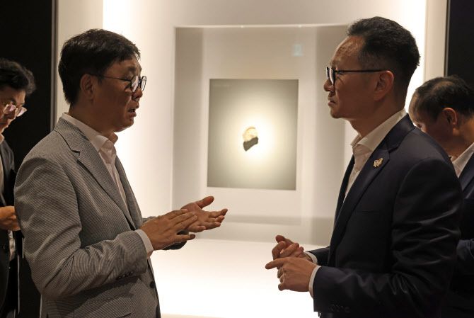 신임 최휘영 문화체육관광부 장관이 1일 취임 후 첫 일정으로 아시아태평양경제협력체(APEC) 정상회의’ 개최지인 경주를 찾아 국립경주박물관을 살펴보고 있다. (사진=문체부 제공).