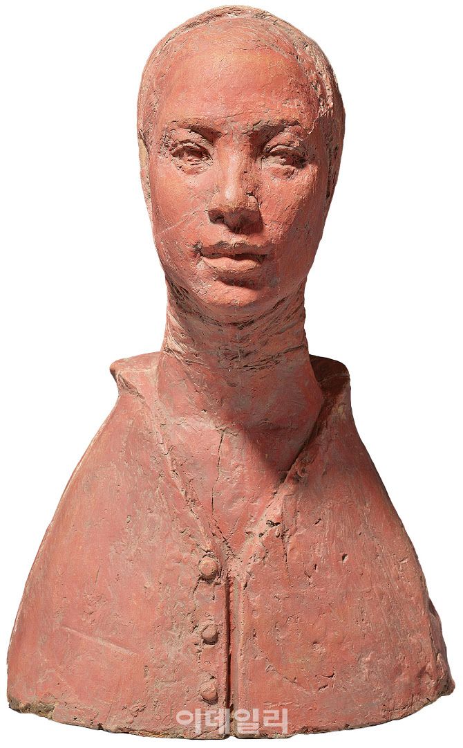 권진규의 ‘지원의 얼굴’(1967). 실명의 모델로 제작한 여인상 중 가장 유명하다. 홍익대 강사 시절 제자 ‘장지원’이 모델이다. 외투를 입고 얼굴 주변은 머플러로 감싼 여인상은 무표정한 정적인 자세다. 하지만 길게 늘인 목, 가파르게 떨어뜨린 어깨선으로 구상조각에선 쉽지 않은 긴장감까지 빚어냈다. 처음 제작한 2점 중 하나는 일본 전시에서 판매했고 나머지 하나를 국립현대미술관이 구입했다. 이후 석고틀로 추가 제작한 몇 점 중 하나는 모델에게 갔다. 지난 6월 26일 국립현대미술관 과천에서 개막한 ‘MMCA 과천 상설전: 한국근현대미술Ⅱ’에 걸렸다. 테라코타, 50×32×23㎝. 국립현대미술관 소장.