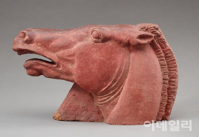 권진규의 ‘말’(1969). 일본 유학시절부터 작가가 꾸준히 다룬 말의 머리를 사실적으로 표현했다. 말이 달리려는 순간의 극적인 움직임을 포착한 듯 머리를 살짝 젖힌 채 입을 벌리고 있다. 양감을 강조한 안면 근육에서는 말이 가진 힘이 드러난다. 흙 모형을 떠낸 뒤 표면을 매끄럽게 처리하고 산화철을 발라 붉은색을 냈다. 테라코타, 34×58×20㎝. 국립현대미술관 소장.