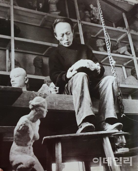 조각가 권진규. 서울 성북구 동선동 아틀리에에서 구상 중인 모습이다. 1971년쯤으로 보인다. 2년 뒤 권진규는 이곳에서 ‘인생은 공(空), 파멸(破滅)’이라고 쓴 쪽지와 장례비 얼마를 남겨둔 채 세상을 등졌다. 권진규기념사업회 제공.