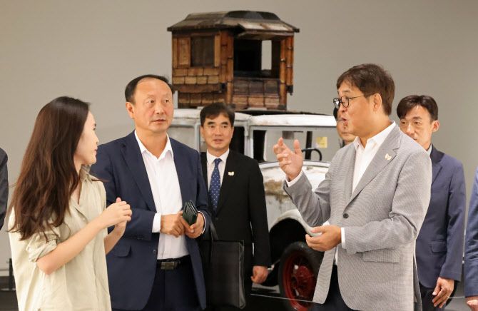 신임 최휘영 문화체육관광부 장관이 1일 취임 후 첫 일정으로 아시아태평양경제협력체(APEC) 정상회의’ 개최지인 경주를 찾아 우양미술관을 살펴보고 있다. (사진=문체부 제공).