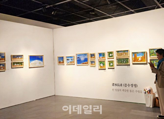 6월 28일부터 예술의전당 한가람디자인미술관에서 열리고 있는 ‘뮤지엄 테라피 : ’Chill Your Soul’전에 작품 60여 점을 전시했다. 전시는 이달 10일까지 열린다. 사진 우측 끝이 정영희 작가.