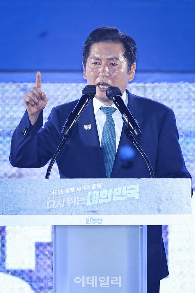 [이데일리 방인권 기자] 정청래 더불어민주당 신임 당대표가 2일 경기 고양시 킨텍스에서 열린 제2차 임시전국당원대회에서 당대표 수락 연설을 하고 있다.