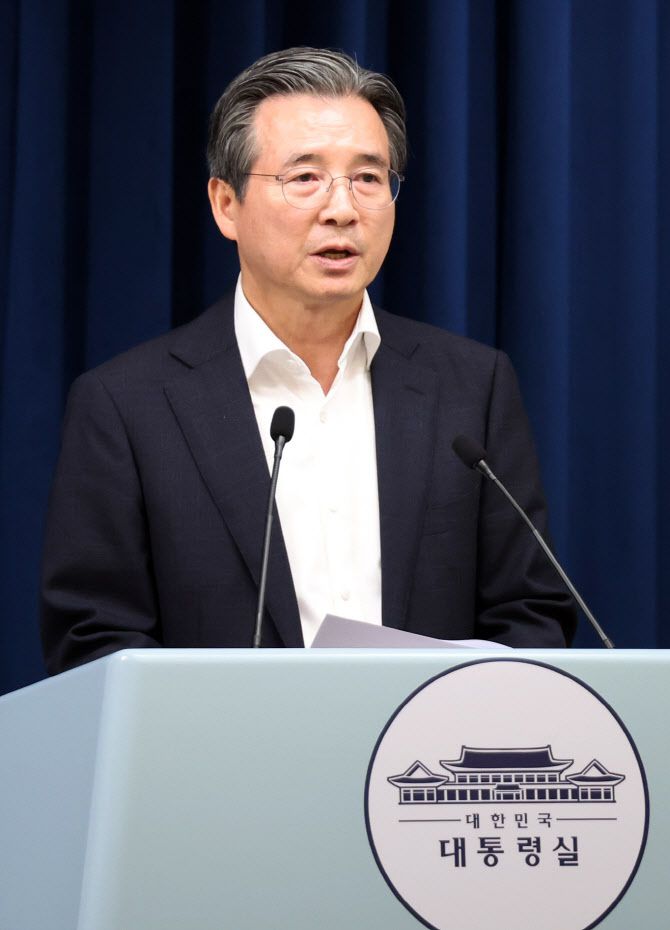 김용범 정책실장이 지난 달 31일 용산 대통령실 기자회견장에서 브리핑을 하고 있다.(사진=연합뉴스)