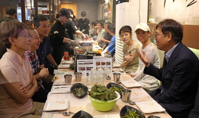 최휘영 문화체육관광부 장관이 3일 서울 중구 명동예술극장을 방문해 (재)국립극단의 ‘삼매경’ 종연 공연을 관람한 뒤 한 식당에서 출연진을 비롯한 청년예술인을 만나 애로사항을 청취하고 의견을 나누고 있다. (사진=문체부 제공).