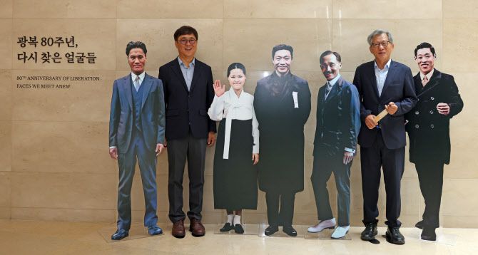 최휘영 문화체육관광부 장관이 3일 서울 용산구 국립중앙박물관을 찾아 유홍준 국립중앙박물관장과 함께 박물관 현장을 둘러보고 기념촬영을 하고 있다. (사진=문체부 제공).