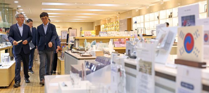 최휘영 문화체육관광부 장관이 3일 서울 용산구 국립중앙박물관을 찾아 유홍준 국립중앙박물관장과 함께 박물관 상품 ‘뮷즈’(MU:DS) 판매 상황을 점검하고 있다. (사진=문체부 제공).