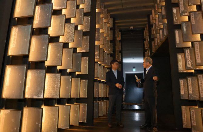 최휘영 문화체육관광부 장관이 3일 서울 용산구 국립중앙박물관을 찾아 유홍준 국립중앙박물관장과 함께 박물관 현장을 살펴보고 있다. (사진=문체부 제공).