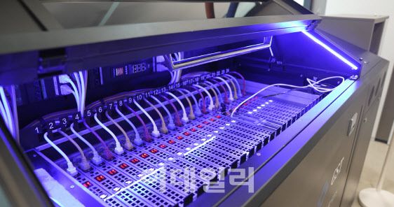 서버를 절연유가 담긴 탱크에 담궈서 열을 식히는 ‘액침냉각’ 실증이 진행되고 있다(사진=LG유플러스)