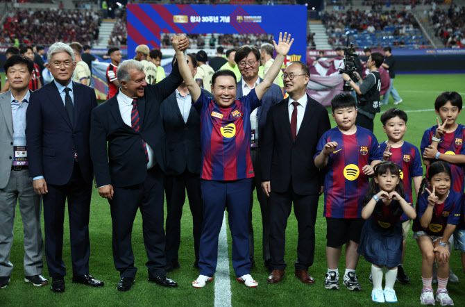 지난달 31일 서울월드컵경기장에서 열린 FC바르셀로나 2025 아시아투어 에디션 FC서울과 FC바르셀로나의 경기. 윤홍근 제네시스BBQ 회장이 인사를 하고 있다. (사진=연합뉴스)