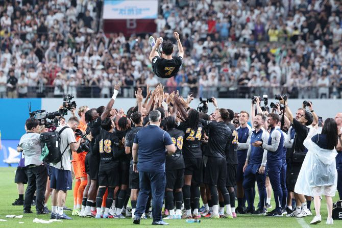 올여름 팀을 떠나기로 한 토트넘 홋스퍼 손흥민이 3일 서울월드컵경기장에서 열린 2025 쿠팡플레이 시리즈 뉴캐슬 유나이티드와의 친선경기가 끝난 뒤 동료 선수들로부터 헹가래를 받고 있다. 사진=연합뉴스