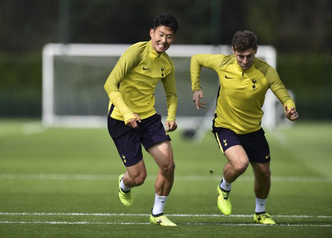 손흥민과 벤 데이비스. 사진=AFPBB NEWS