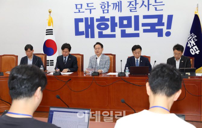 더불어민주당 허영 원내정책수석 등 원내지도부가 3일 오전 국회에서 노란봉투법 관련기자간담회를 하고 있다. (사진=노진환 기자)