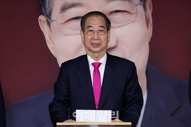 국민의힘 대선 후보로 등록했던 한덕수 전 국무총리가 지난 5월 11일 오전 서울 여의도 맨하탄21에 마련된 선거사무소에서 국민의힘 대통령 선거 후보 변경을 위한 당원 투표 부결과 관련해 입장을 밝히고 있다. (사진=이데일리 방인권 기자)