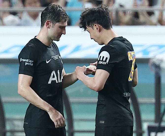 올여름 팀을 떠나기로 한 토트넘 홋스퍼 손흥민이 3일 서울월드컵경기장에서 열린 2025 쿠팡플레이 시리즈 뉴캐슬 유나이티드와의 친선경기에서 교체 아웃되며 벤 데이비스에게 주장완장을 넘기고 있다. 사진=연합뉴스