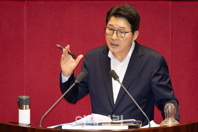 신동욱 국민의힘 의원이 4일 서울 여의도 국회에서 열린 제427회 국회(임시회) 3차 본회의에 상정된 방송법 일부개정법률안(대안)에 대한 무제한토론(필리버스터)을 하고 있다. (사진=뉴스1)