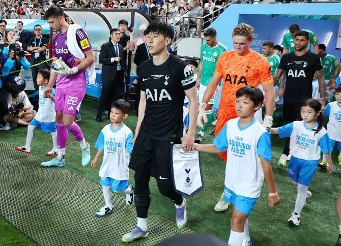 올여름 팀을 떠나기로 한 토트넘 홋스퍼 손흥민이 3일 서울월드컵경기장에서 열린 2025 쿠팡플레이 시리즈 뉴캐슬 유나이티드와의 친선경기를 위해 경기장에 입장하고 있다. 사진=연합뉴스