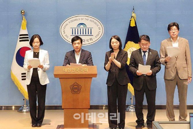 4일 오후 국회 소통관에서 열린 ‘김학의 출국금지 사건 수사 검사들 공수처 고발 기자회견’ 모습. (사진=이성윤 의원실)