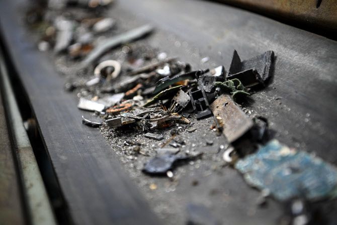 전가폐기물에서 희토류를 추출하는 작업.(사진=AFP)