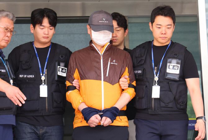 인천 송도에서 사제 총기로 아들을 살해한 60대 남성 A씨가 30일 인천 논현경찰서 유치장에서 검찰로 송치되고 있다. (사진=연합뉴스)