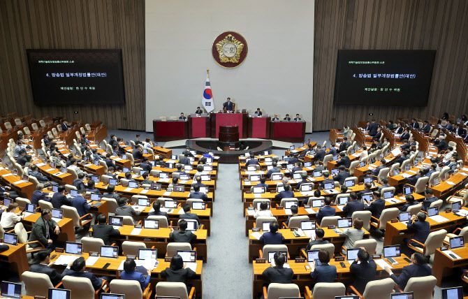 우원식 국회의장이 4일 국회 본회의에서 ‘방송3법(방송법·방송문화진흥회법·한국교육방송공사법 개정안)’ 중 방송법 일부개정법률안을 상정하고 있다. (사진=연합뉴스)