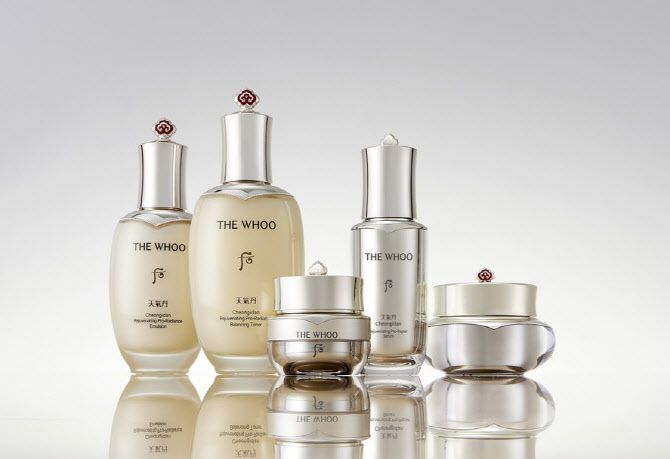 LG생활건강 ‘후’ 제품의 모습. 궁중 한방 콘셉트와 금빛 패키지가 특징이지만, 전통·고가 이미지가 최근 MZ세대와 글로벌 소비 트렌드와는 거리가 있다는 평가를 받는다. (사진=LG생활건강)