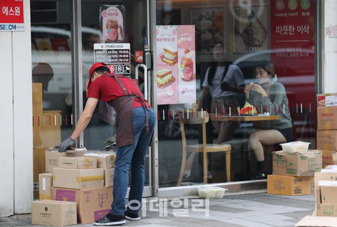 [이데일리 노진환 기자] 서울 서대문구 신촌로에서 한 직원이 매장 앞 박스를 정리하고 있다.