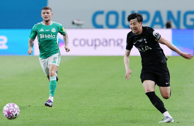 올여름 팀을 떠나기로 한 토트넘 홋스퍼 손흥민이 3일 서울월드컵경기장에서 열린 2025 쿠팡플레이 시리즈 뉴캐슬 유나이티드와의 친선경기에서 드리블 돌파를 시도하고 있다.  사진=연합뉴스