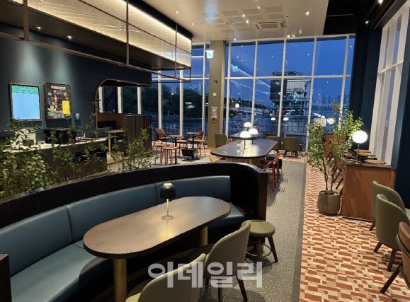 스타벅스 뚝섬한강공원점 (사진=스타벅스)